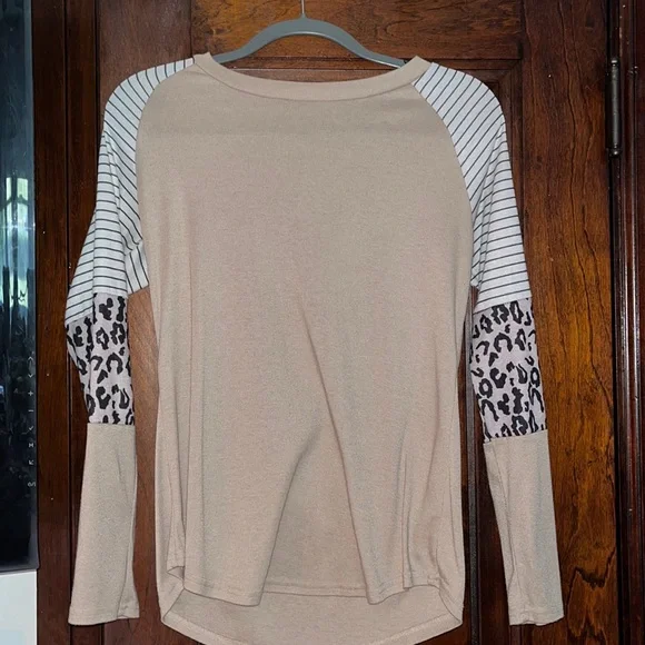 Cheetah print long sleeve, Medium - Picture 2 of 2